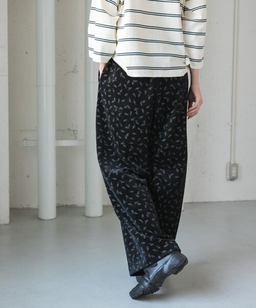 URBAN RESEARCH DOORS(アーバンリサーチドアーズ)の「FORK&SPOON ベロアプリントイージーパンツ(その他パンツ・レディース・BLACK/DARKGREEN・1/2)」の6枚目の写真