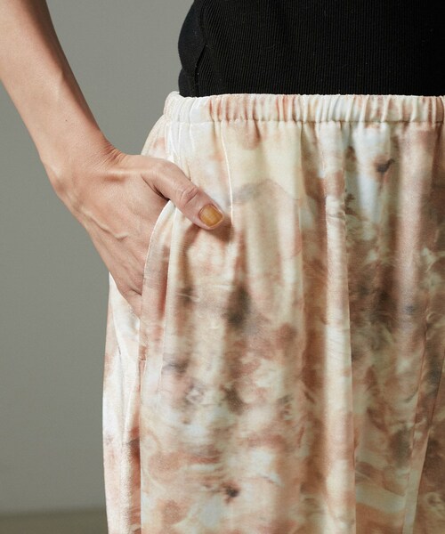 ADAM ET ROPE'（アダムエロペ）の「ストーンウッドプリントベロアパンツ（その他パンツ・レディース・ベージュ・M/S）」の13枚目の写真