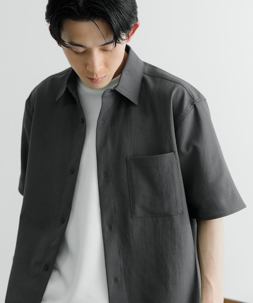 ITEMS URBANRESEARCH（アイテムズ アーバンリサーチ）の「ドライタッチ レギュラーカラー 半袖シャツ（シャツ/ブラウス・メンズ・IVO/MNT/BLU/CHA・M/L）」の2枚目の写真