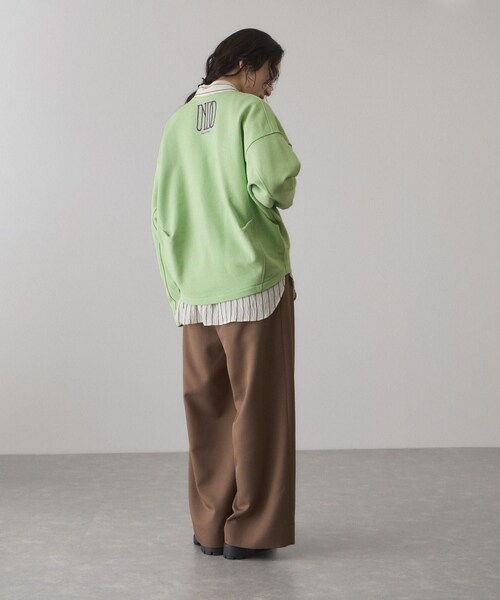 ADAM ET ROPE'(アダムエロペ)の「【サステナブル】ロゴフォルムスウェット(スウェット・レディース・チャコール/キナリ系/ライトグリーン・F)」の9枚目の写真