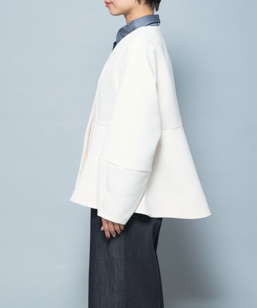 URBAN RESEARCH ROSSO（アーバンリサーチロッソ）の「『WEB限定』デザインボタンペプラムツイルジャケット（ノーカラージャケット・レディース・IVORY/BLACK・Free）」の10枚目の写真