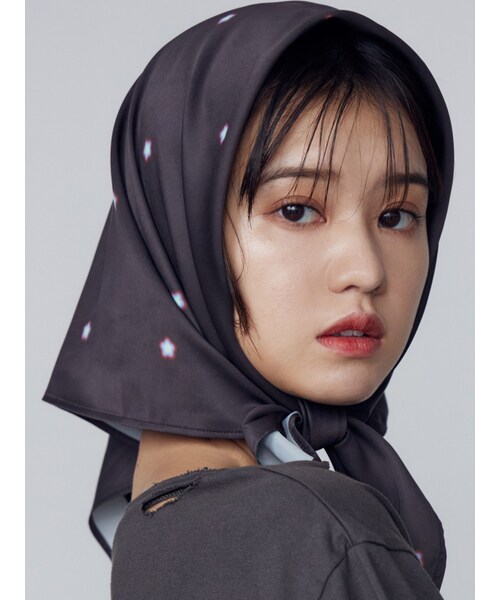 EMODA（エモダ）の「グロスパターンスカーフ（マフラー・レディース・グレー/ブラック・F）」の4枚目の写真