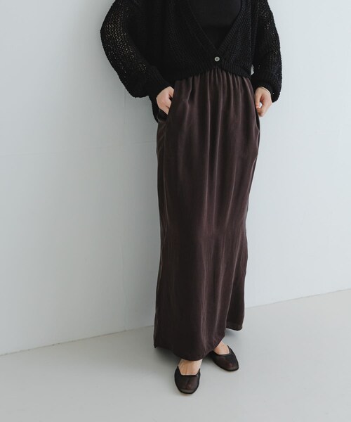 URBAN RESEARCH（アーバンリサーチ）の「『2サイズ展開』キュプラサテンストレートスカート（スカート・レディース・BEIGE/BLACK/BROWN・36/38）」の21枚目の写真