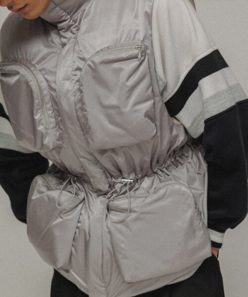 ADAM ET ROPE'（アダムエロペ）の「［OUTER］WSIZE PADDED VEST UNISEX（ダウンベスト・レディース・ブラック/シルバー・38/40）」の4枚目の写真