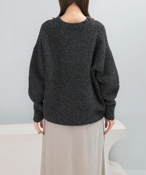 URBAN RESEARCH ROSSO（アーバンリサーチロッソ）の「『WEB限定』Vネックカーブスリーブニット（ニット/セーター・レディース・CORAL/CHARCOAL/MOCHA・Free）」の5枚目の写真