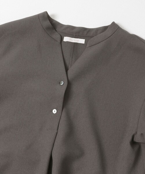 URBAN RESEARCH ROSSO（アーバンリサーチロッソ）の「『UR TECH SMOOTHLUXE』F by ROSSO　サイドペプラムブラウス（シャツ/ブラウス・レディース・BEIGE/C/GRAY/BLACK・Free）」の22枚目の写真