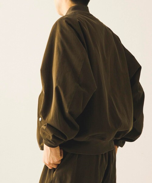 URBAN RESEARCH(アーバンリサーチ)の「A PRESSE Silk Padding Jacket(ブルゾン・メンズ・NAVY/KHAKI・2/3)」の6枚目の写真