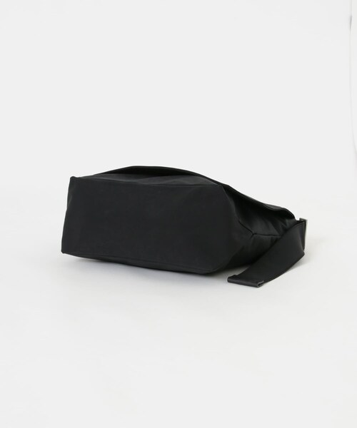 URBAN RESEARCH(アーバンリサーチ)の「Hender Scheme FLAP SHOULDER SMALL(ショルダーバッグ・メンズ・Black/Beige/Khaki・Free)」の7枚目の写真