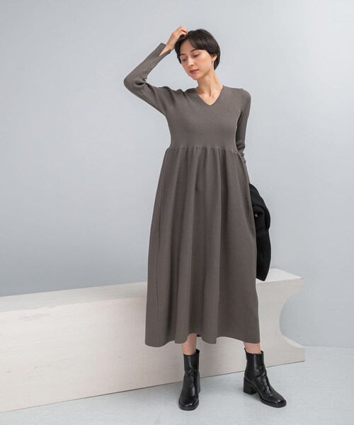 URBAN RESEARCH ROSSO（アーバンリサーチロッソ）の「『WEB/一部店舗限定』フォルムシルエットVネックリブワンピース（ワンピース・レディース・MOCHA/DARK RED/NAVY・36/38）」の9枚目の写真