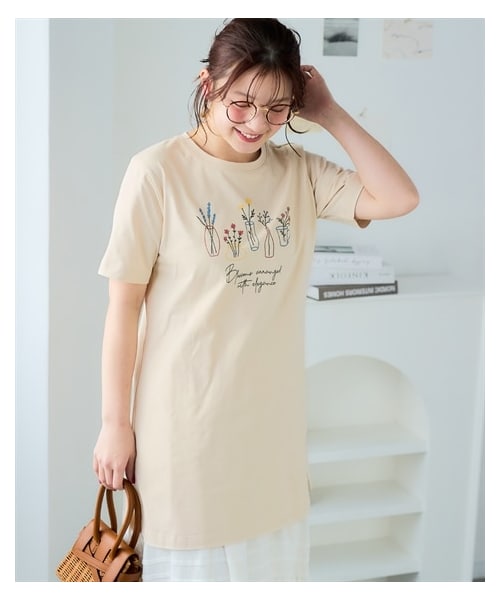 nissen（ニッセン）の「大きいサイズ　肌触りが気持ち良い綿１００％ＡラインプリントチュニックＴシャツ（接触冷感・UVカット）（チュニック・レディース・フォトフラワー:黒/ねこ:セージグリーン/くま:黒/シンプルロゴ:モカベージュ/アメカジ:ネイビー/オーシャン:ネイビー/ドーナツ:オートミール/バンダナ:カーキ/スニーカー:クリーム/フォト風景:チャコールグレー/黒(グラフィック)/オフホワイト(ネコ)/チャコール(モノクロスィーツ)/ネイビー(ハワイ)/グレージュ(ロゴ)(新色)/アイボリー(花瓶)/ミント(鳥)/ピンク(パンダ)/カーキ(サークルロゴ)・L/LL/3L/4L/5L/6L/8L/10L）」の17枚目の写真