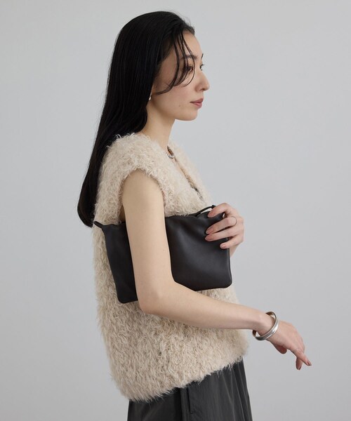 ADAM ET ROPE'(アダムエロペ)の「カーリーモヘアクロップドベスト(ベスト・レディース・ブラック/オフホワイト・F)」の2枚目の写真