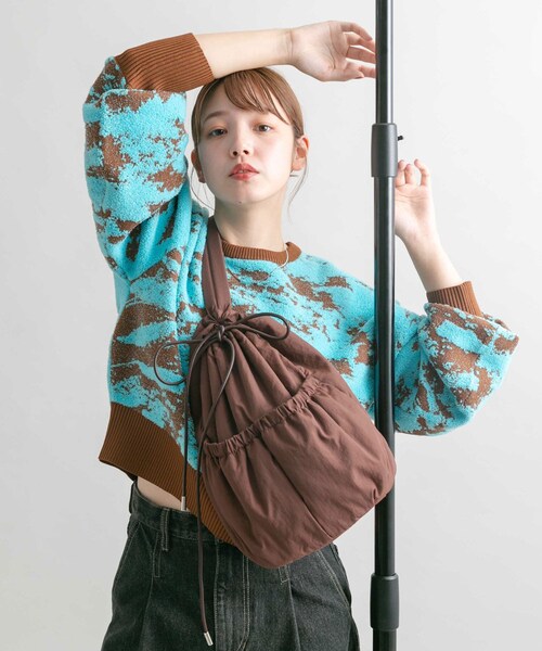 KBF（ケイビーエフ）の「ナイロンパファーボンサック（ショルダーバッグ・レディース・IVORY/BROWN/NAVY・one）」の4枚目の写真