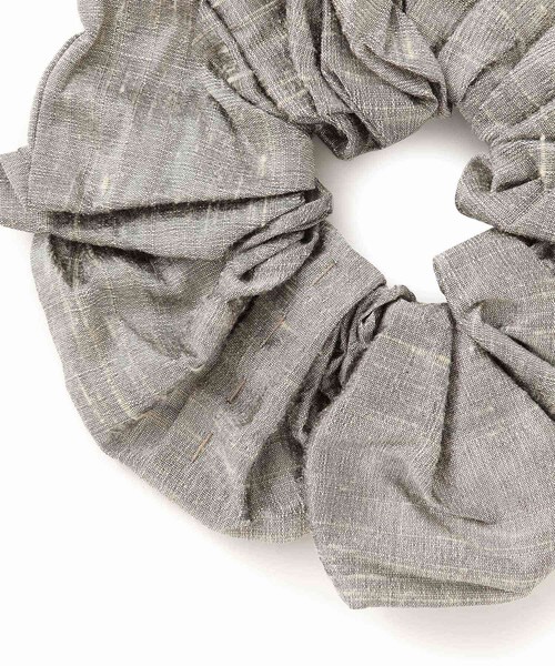 ADAM ET ROPE'(アダムエロペ)の「【J’aDoRe限定】【Pien Studios(ピエン スタジオ)】scrunchie medici(シュシュ・レディース・シルバー・F)」の4枚目の写真