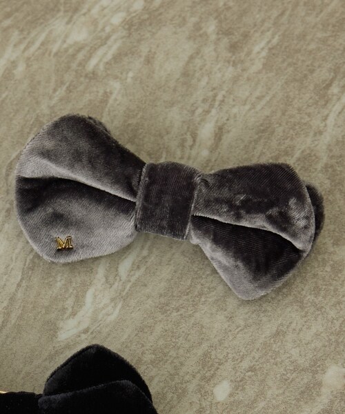 ADAM ET ROPE'(アダムエロペ)の「【J'aDoRe・店舗限定】【MALUS /マリュス】Bowtie barette / velvet(バレッタ/ヘアクリップ・レディース・ブラック/チャコール/グリーン/ワイン・F)」の4枚目の写真