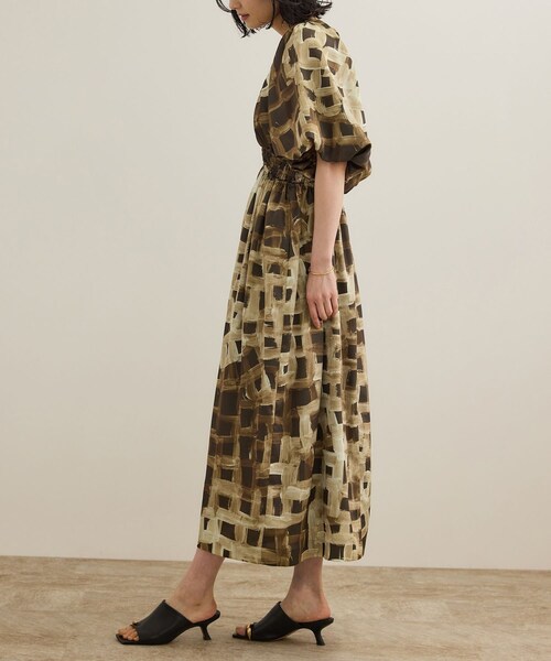 ROPE'(ロペ)の「スクエア ジオメトリックプリントワンピース/洗える(ドレス・レディース・ダークブラウン/ブルー・F)」の16枚目の写真