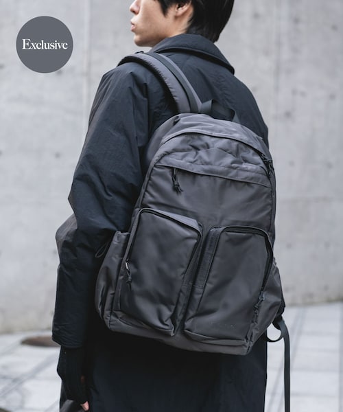 URBAN RESEARCH DOORS(アーバンリサーチドアーズ)の「『別注』YAKPAK×DOORS マルチポケットデイパック(バックパック/リュック・メンズ・BLACK/CHARCOAL・-)」の2枚目の写真