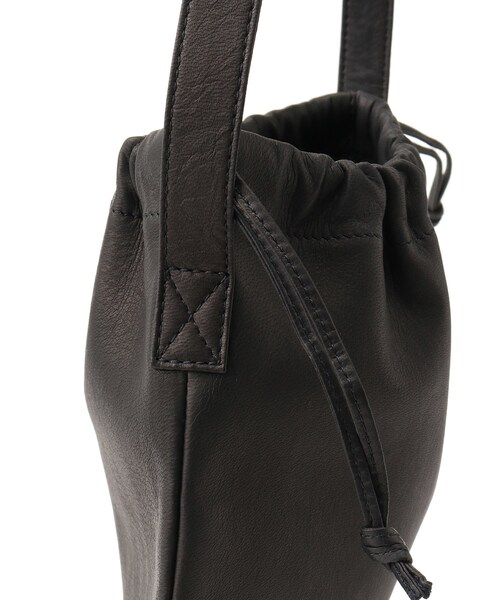 ADAM ET ROPE'（アダムエロペ）の「【Aeta/アエタ】Double Faced DRAWSTRING SHOULDER S（ハンドバッグ・メンズ・ブラック・F）」の4枚目の写真
