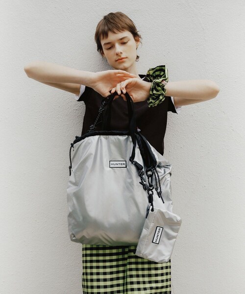 ADAM ET ROPE'(アダムエロペ)の「【HUNTER for ADAM ET ROPE'】別注 TRAVEL MULTI FUNCTION TOTE(トートバッグ・レディース・シルバー・F)」の5枚目の写真