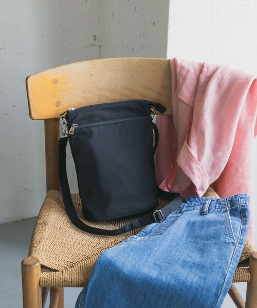 URBAN RESEARCH DOORS（アーバンリサーチドアーズ）の「撥水ショルダーバッグ（ショルダーバッグ・レディース・L.GRAY/BLACK・One）」の5枚目の写真
