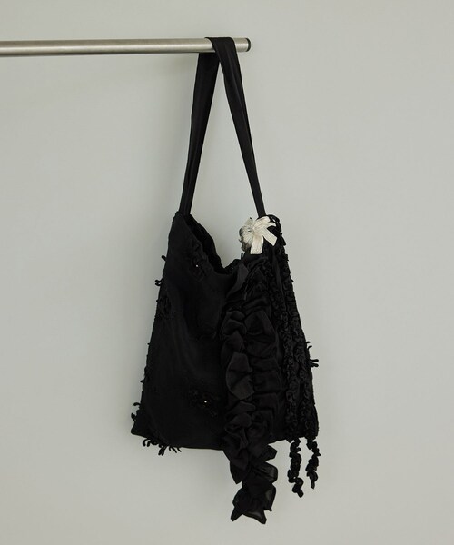 ADAM ET ROPE'(アダムエロペ)の「【crinkle crinkle crinkle】別注3D刺繍フリルトートバッグ(トートバッグ・レディース・ブラック/ホワイト・F)」の4枚目の写真