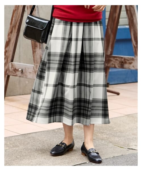 nissen（ニッセン）の「＜大きいサイズ＞ BIGチェック柄フレアスカート（スカート・レディース・ボルドー系/黒系/ホワイト系/ブルー系/ロイヤルブルー系・L/LL/3L/4L/5L/6L/8L/10L）」の2枚目の写真