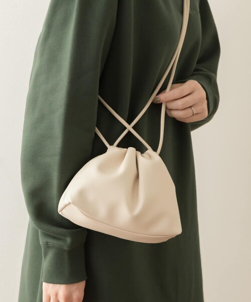 URBAN RESEARCH Sonny Label（アーバンリサーチサニーレーベル）の「スムースギャザーポシェット（ショルダーバッグ・レディース・エクリュ/ニュアンスイエロー/ブラック・one）」の6枚目の写真
