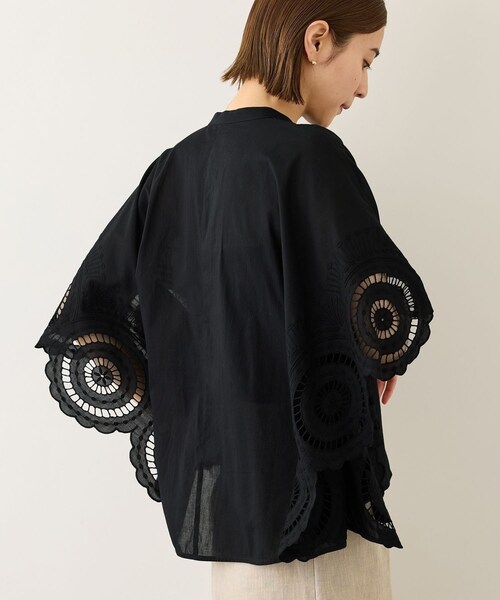ROPE'(ロペ)の「INDIAコットンボイルシフリー刺繍ケープ(ポンチョ)ブラウス/セットアップ対応・イージーケア(シャツ/ブラウス・レディース・ブラック/ホワイト・F)」の16枚目の写真