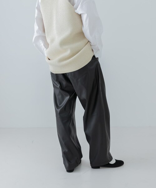 URBAN RESEARCH(アーバンリサーチ)の「レザーライクコクーンパンツ(その他パンツ・レディース・BLACK/BEIGE・FREE)」の7枚目の写真