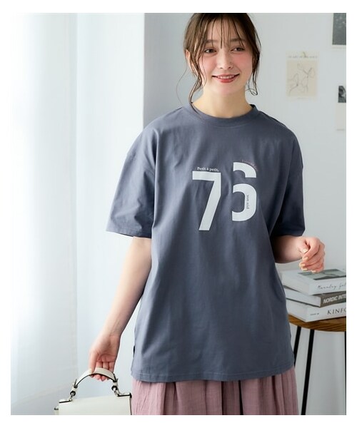nissen（ニッセン）の「＜大きいサイズ＞ 【ひんやりコットン】綿100％ゆるシルエットプリントＴシャツ（接触冷感・UVカット）（Tシャツ/カットソー・レディース・黒(フォト猫)/ピンクベージュ(靴)/チャコール(フラワー)/黒(メッセージ)/グレイッシュベージュ(ロゴ)/サンドベージュ(バックロゴ)/アッシュブルー(メッセージ)/オフホワイト(フォト)/チャコール(バックプリント)/ネイビー(ヴィンテージ風)/モカブラウン(ロゴ)/グレイッシュネイビー(ナンバー)/チャコール(フォト)/グリーン(CAT)/黒(ロゴメッセージ)/グレージュ(ウサギ)/コーラルピンク(変身ポーズ)/黒(フラワー&ロゴ)/ネイビー(月とメッセージ)・L/LL/3L/4L/5L/6L/8L/10L/M）」の13枚目の写真
