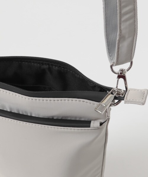 URBAN RESEARCH DOORS（アーバンリサーチドアーズ）の「撥水ショルダーバッグ（ショルダーバッグ・レディース・L.GRAY/BLACK・One）」の17枚目の写真
