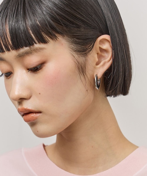 ADAM ET ROPE'(アダムエロペ)の「フラットフープピアス(ピアス(両耳用)・レディース・ゴールド/シルバー・F)」の4枚目の写真