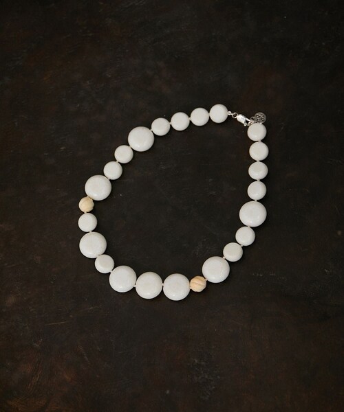 ADAM ET ROPE'(アダムエロペ)の「【Sapir Bachar(サピアバシャール)】CARVED CORAL NECKLACE(ネックレス・レディース・キナリ系・F)」の11枚目の写真