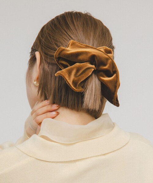 KBF（ケイビーエフ）の「スクエアベロアシュシュ（ヘアゴム・レディース・BROWN/BLACK・One）」の2枚目の写真