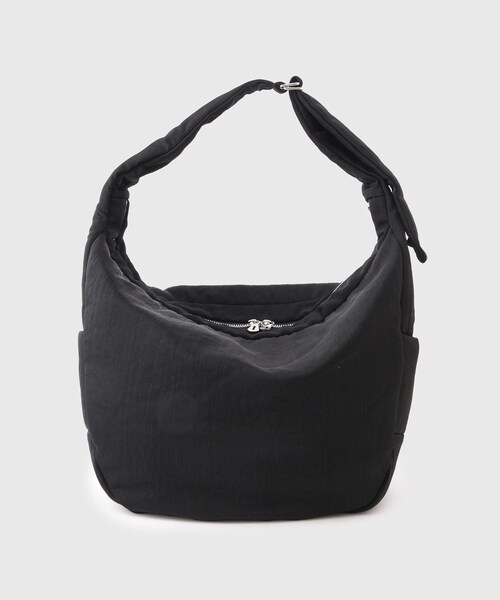 ADAM ET ROPE'（アダムエロペ）の「【ITTI/イッチ】ANNIE PUFFER BIG MOON BAG / CERATO BRIGHT（ショルダーバッグ・メンズ・ブラック・F）」の2枚目の写真