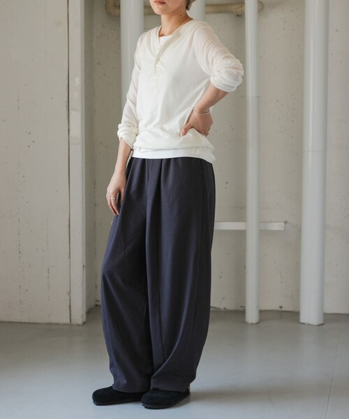 URBAN RESEARCH DOORS（アーバンリサーチドアーズ）の「FORK&SPOON　TRシームコクーンパンツ（その他パンツ・レディース・CHARCOAL/NAVY・1/2）」の8枚目の写真