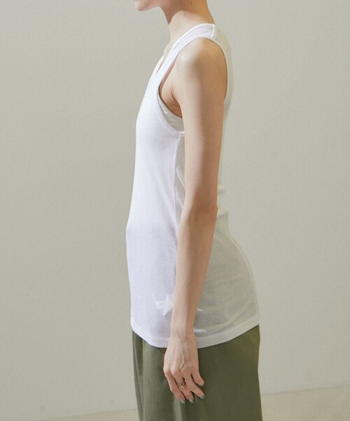 ADAM ET ROPE'（アダムエロペ）の「nu=layerスクープネックタンクトップ（タンクトップ・レディース・ブラック/ライトグレー/ホワイト/レッド・F）」の17枚目の写真
