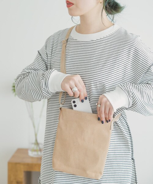 ITEMS URBANRESEARCH（アイテムズ アーバンリサーチ）の「PIG LEATHER ミニショルダーバッグ（ショルダーバッグ・メンズ・BLK/BEG/GRY・-）」の19枚目の写真