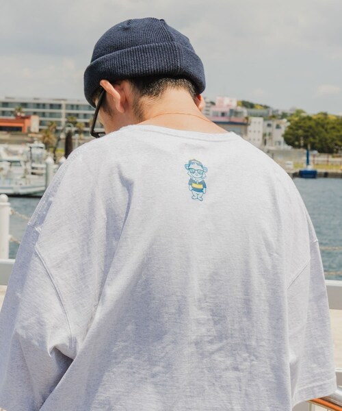URBAN RESEARCH（アーバンリサーチ）の「Wide Dad　GRAPHIC T-SHIRTS WITH HATCH（Tシャツ/カットソー・メンズ・ASH GRAY/LIMEGREEN/NAVY・1/2）」の7枚目の写真
