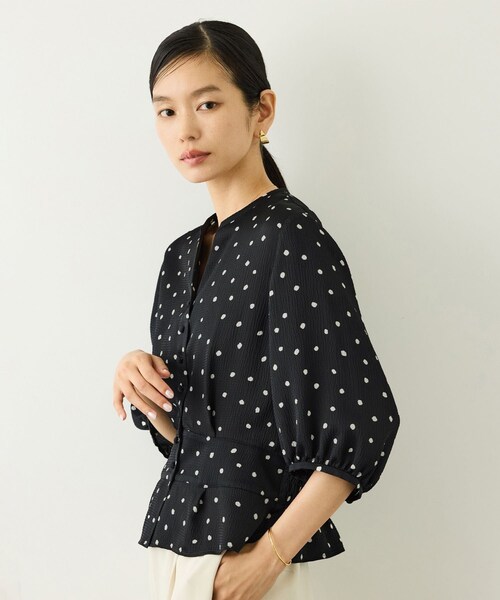 ROPE'(ロペ)の「ドットプリントウエストタックペプラムブラウス/イージーケア(シャツ/ブラウス・レディース・ベージュ/ネイビー・F)」の8枚目の写真