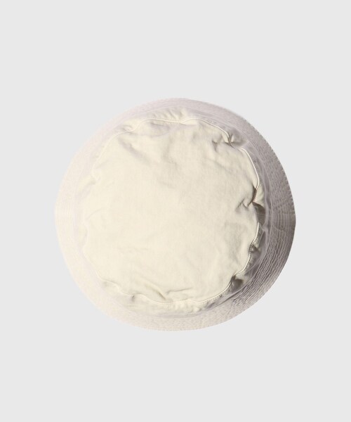 ADAM ET ROPE'（アダムエロペ）の「【AURALEE/オーラリー】GARMENT-DYED FINX CHINO BUCKET HAT MADE BY KIJIMA TAKAYUKI（ハット・メンズ・ホワイト/キナリ/ネイビー・F）」の8枚目の写真