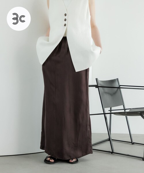 URBAN RESEARCH（アーバンリサーチ）の「『2サイズ展開』キュプラサテンストレートスカート（スカート・レディース・BEIGE/BLACK/BROWN・36/38）」の2枚目の写真