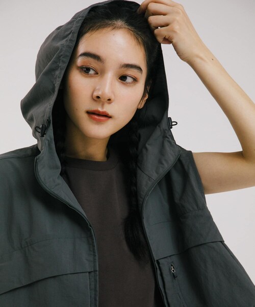 EKAL（エカル）の「『URTECH』ナイロンタッサー ベスト（ベスト・レディース・グラファイト/ネイビー・One）」の5枚目の写真