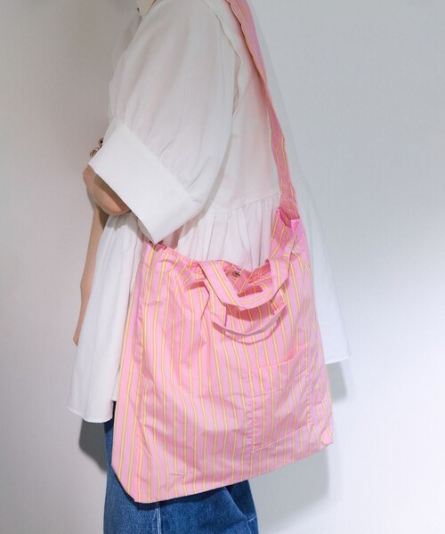ADAM ET ROPE'（アダムエロペ）の「【WEB限定】・【定番】ギャザー2WAYミドルショルダーバッグ（ショルダーバッグ・レディース・ブラウン/ネイビー/サックス/ピンク・F）」の7枚目の写真