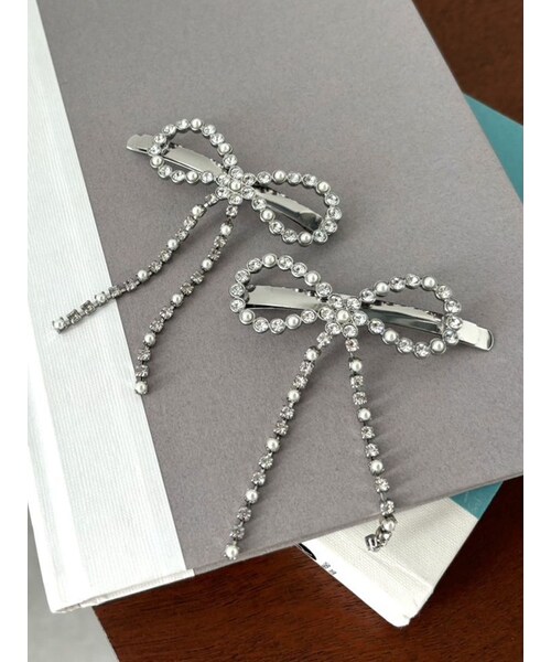 CALNAMUR（カルナムール）の「PEARL BIJOU RIBBON PIN/パールビジューリボンピン（ヘアピン・レディース・ブラック/シルバー・F）」の2枚目の写真