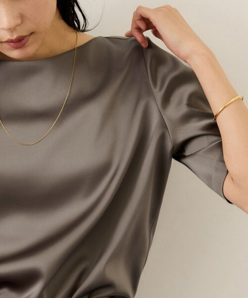 ROPE'（ロペ）の「ドレープサテンティーブラウス/セットアップ対応・イージーケア（シャツ/ブラウス・レディース・ブラック/キャメル系/ベージュ・F）」の16枚目の写真
