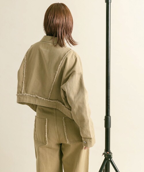 KBF（ケイビーエフ）の「フリンジカーブヘムジャケット（カバーオール・レディース・KHAKI/IVORY・one）」の16枚目の写真