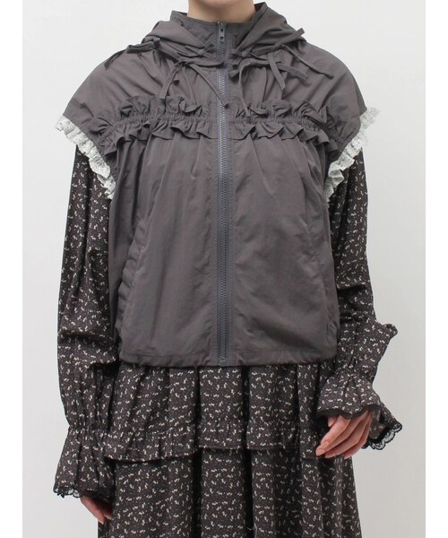 merry jenny（メリージェニー）の「frill nylon jacket（ベスト・レディース・アイボリー/チャコールグレー/ピンク・F）」の4枚目の写真
