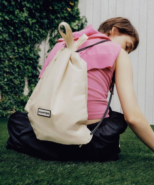 ADAM ET ROPE'（アダムエロペ）の「【WEB限定】・【HUNTER for ADAM ET ROPE'】 別注  TRAVEL DRAWSTRING BACKPACK TOTE（トートバッグ・レディース・キナリ・F）」の2枚目の写真