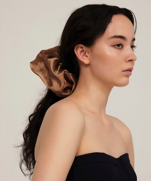 URBAN RESEARCH（アーバンリサーチ）の「ucalypt　Big Satin scrunchie（ヘアゴム・レディース・Black/Brown・-）」の2枚目の写真