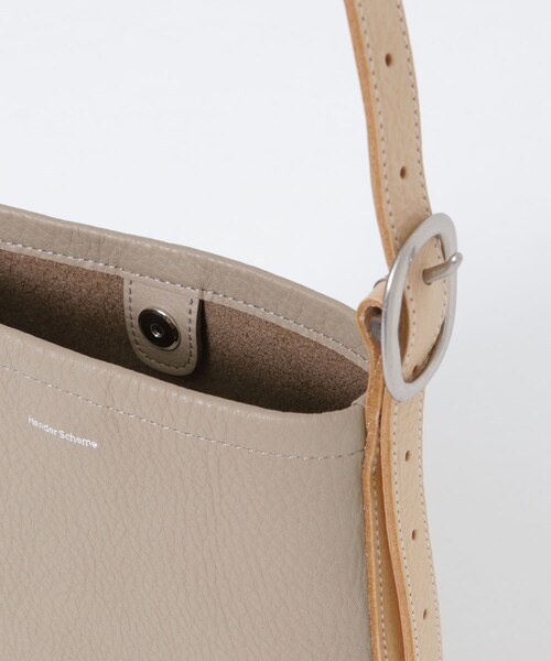 URBAN RESEARCH(アーバンリサーチ)の「Hender Scheme one side belt bag petit(ショルダーバッグ・メンズ・beige/navy・FREE)」の5枚目の写真
